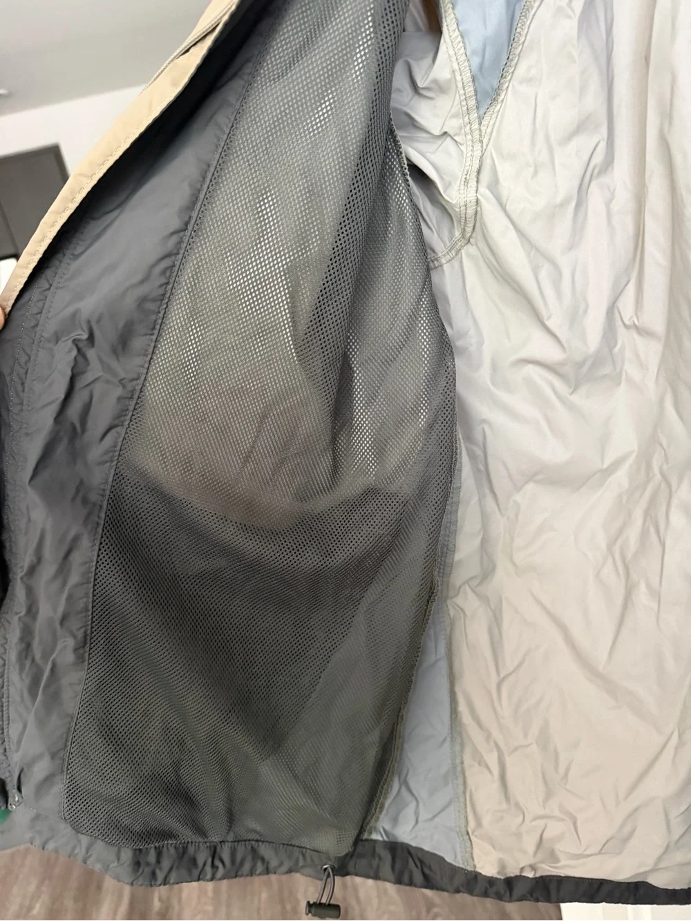 Size Men’s SmallColumbia Men's Hooded Windbreaker Jacket in Taupe & Gray